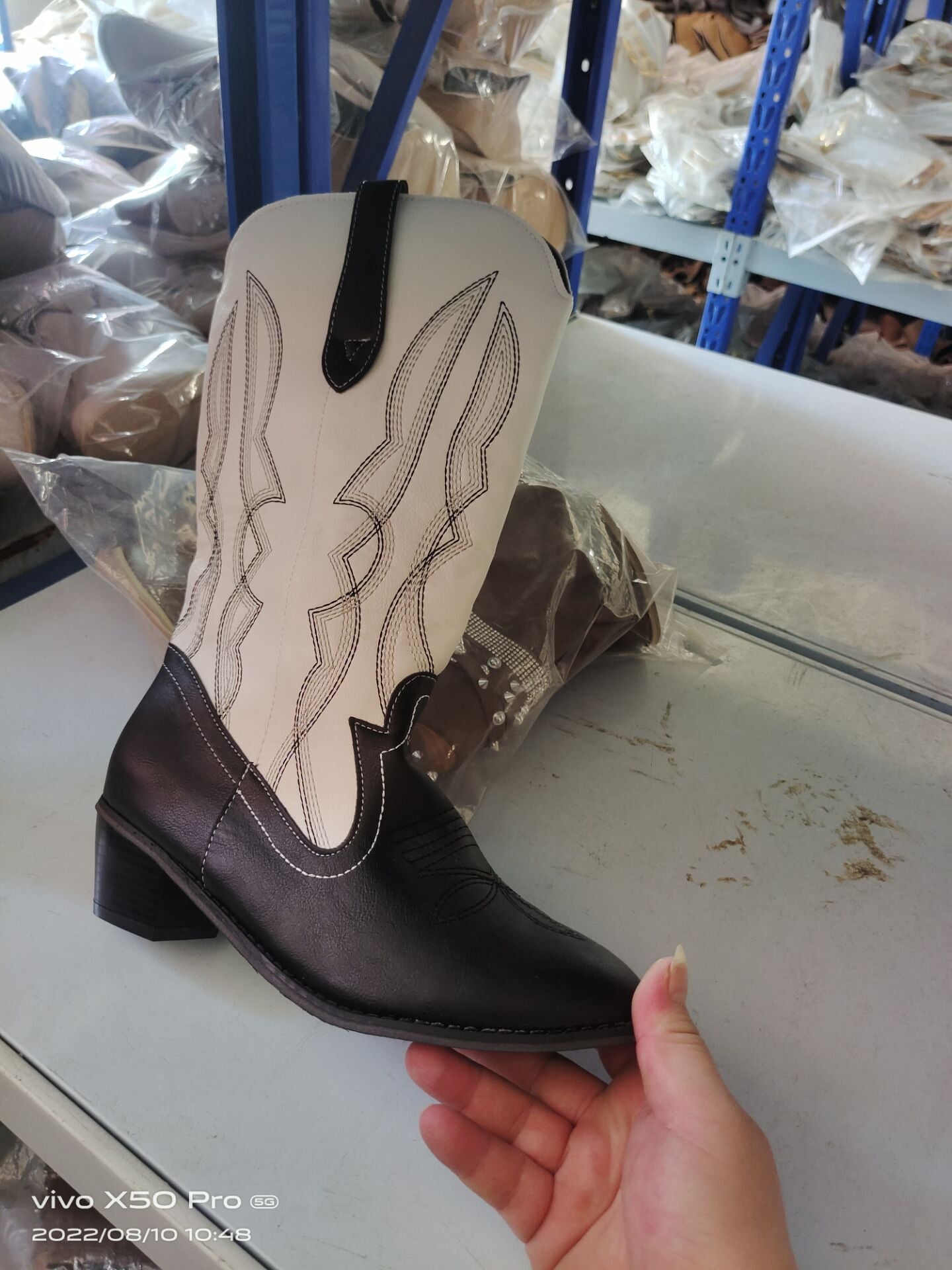 2022 new women's Martin shoes short boots Western mid-tube pointed embroidered retro leather boots