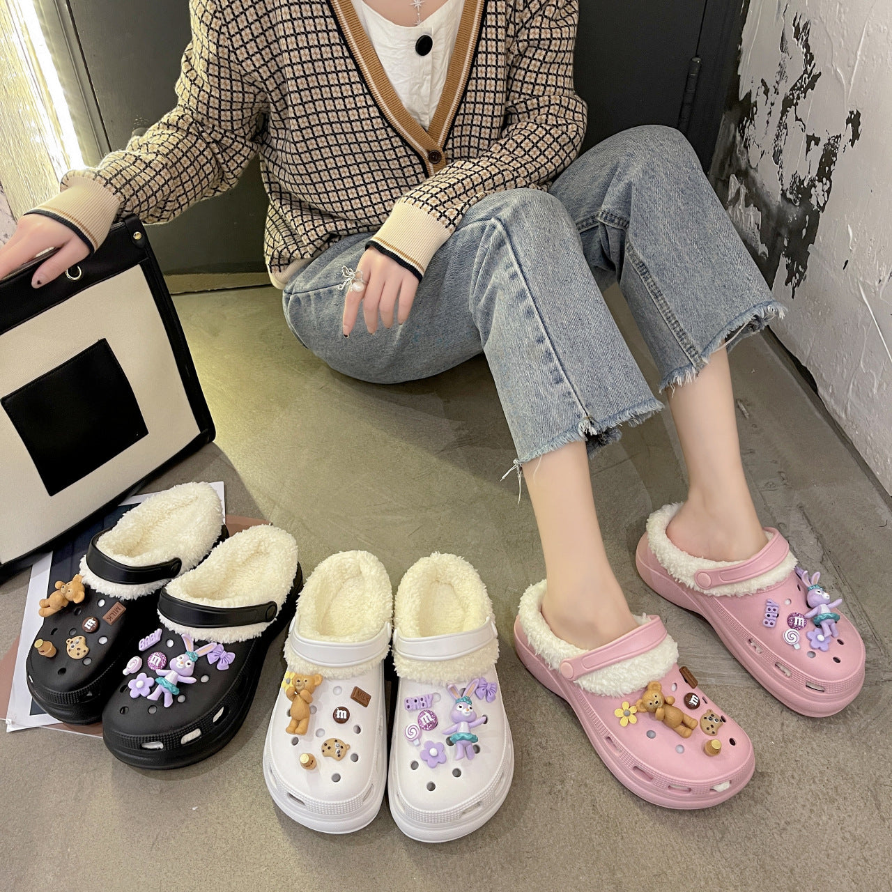 Autumn and winter new velvet thick bottom hole shoes female handmade DIY cartoon Korean version indoor and outdoor two wear a pedal cotton mop