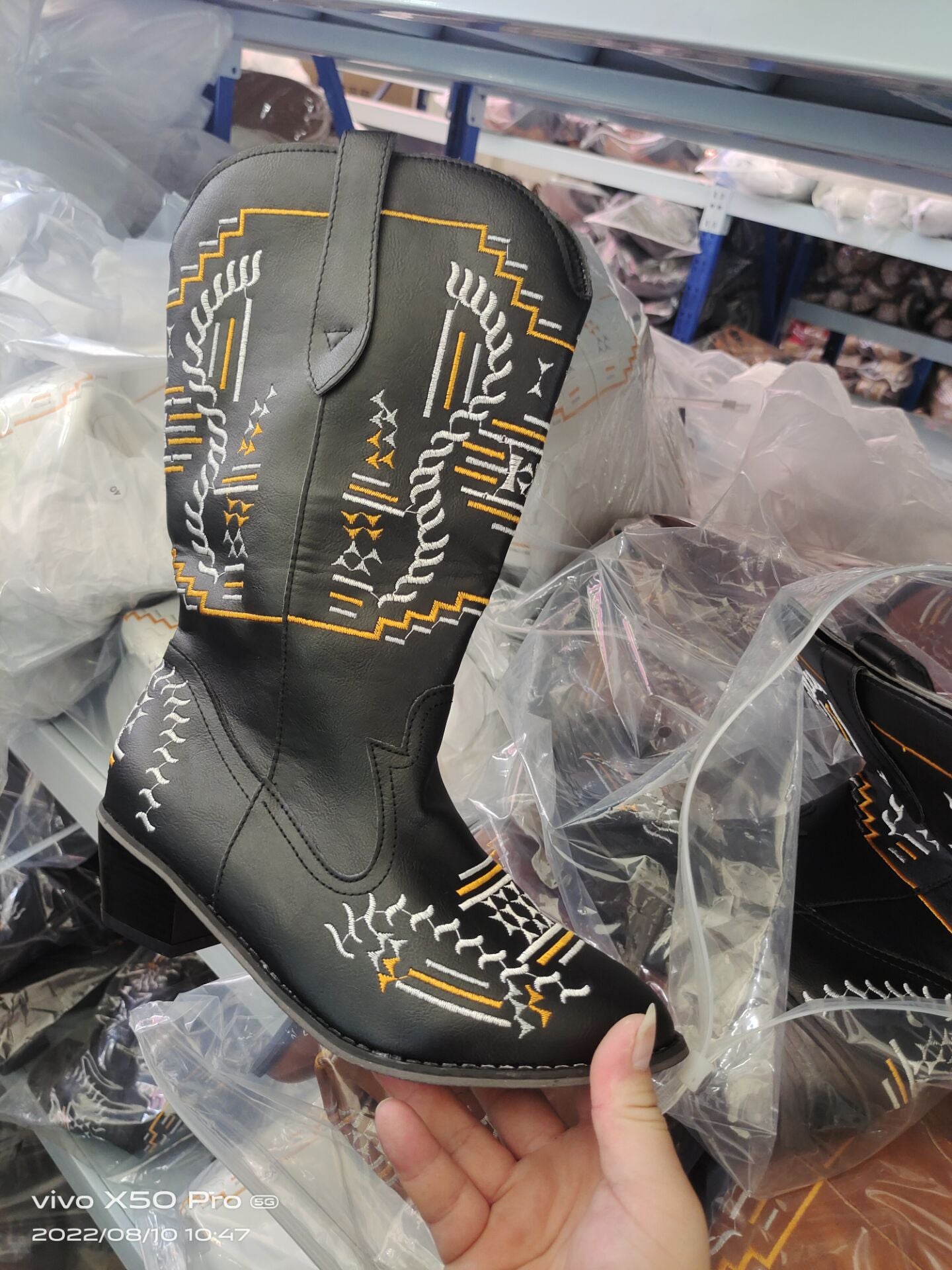 2022 new women's Martin shoes short boots Western mid-tube pointed embroidered retro leather boots